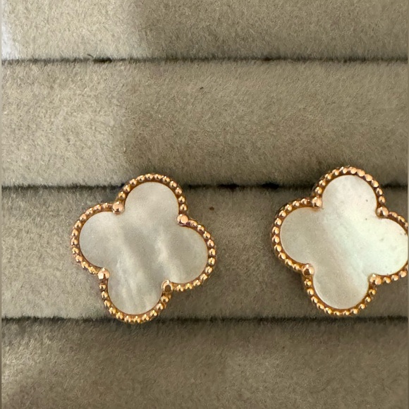 Clover 14kt gold stud earring